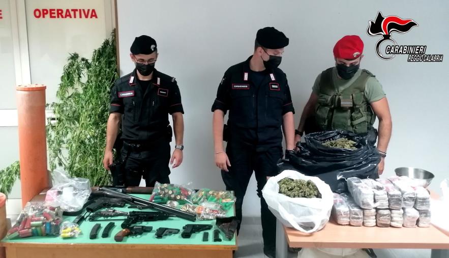 images Bianco, i carabinieri arrestano padre e figli: armi e droga nella fattoria di famiglia 
