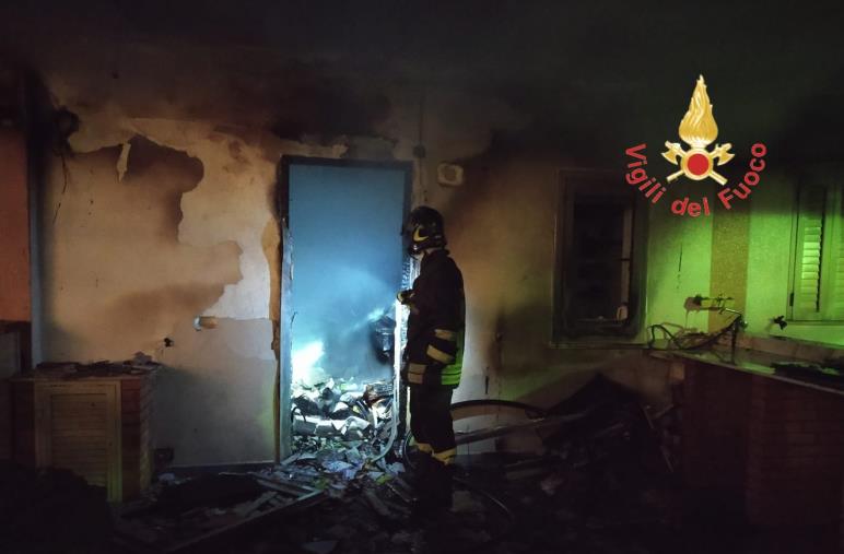 images Incendio in una villetta estiva di Cirò Marina: sul posto i vigili del fuoco 