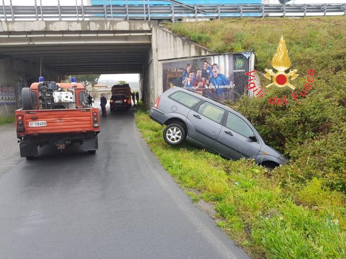 images Gizzeria. Un automobilista perde il controllo della vettura e finisce fuori strada: illeso