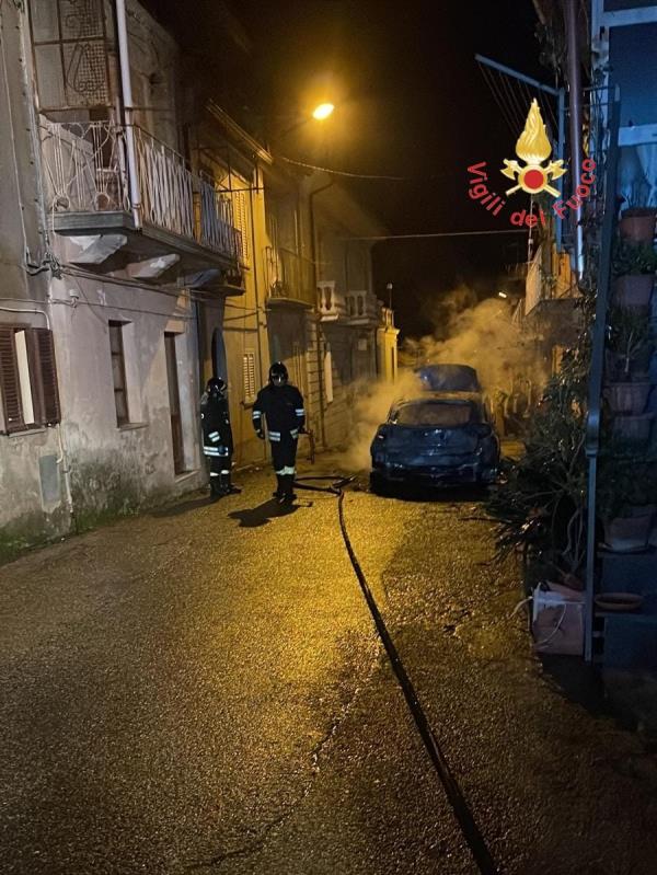 images Girifalco, auto in fiamme nel centro storico 