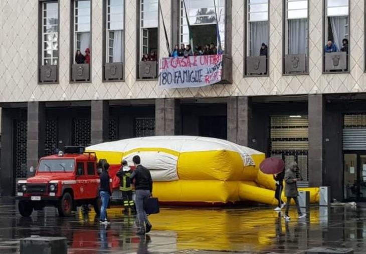 Taglio del contributo per l'emergenza abitativa: la lettera dei senza casa dopo l'occupazione 