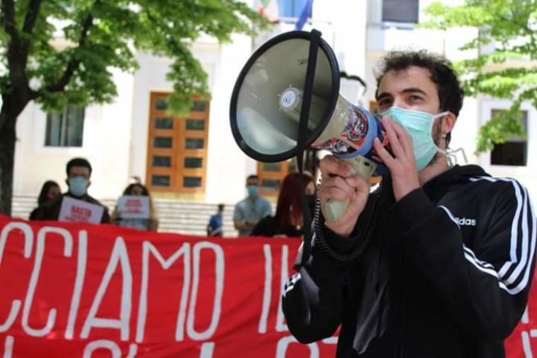 images Gli studenti a Cosenza bocciano il ministro: "Maturità ancora poco chiara e a settembre vogliamo rientrare"