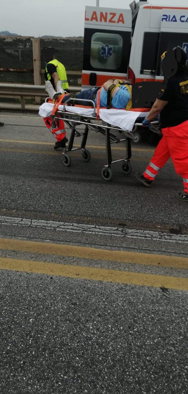 images Catanzaro, altra tragedia sfiorata sul ponte Morandi: uomo tenta di gettarsi ma viene fermato