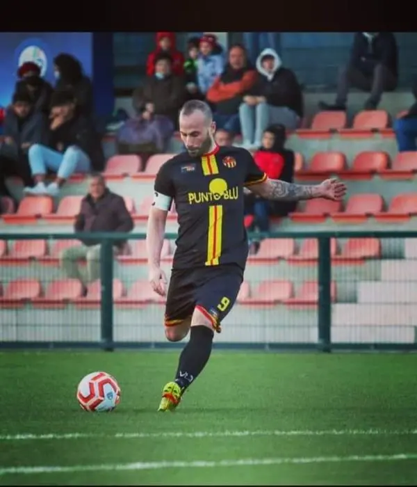 images Calcio, lo Sporting Catanzaro Lido riparte dal suo capitano: Davide Giglio ha rinnovato