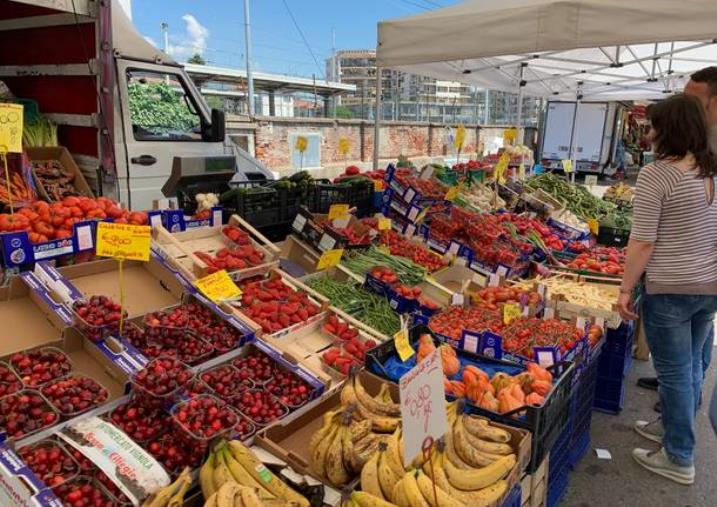 images Protesta al Comune di Cosenza: gli ambulanti portano il mercato davanti a Palazzo dei Bruzi