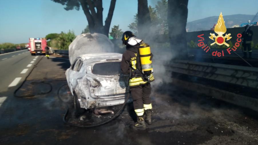 images Lamezia Terme, vigili del fuoco intervengono per l’incendio di un’automobile 