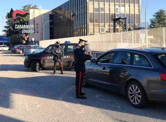 images Cosenza. La vittima non paga un debito, gli rubano la macchina e lo truffano: 3 arresti