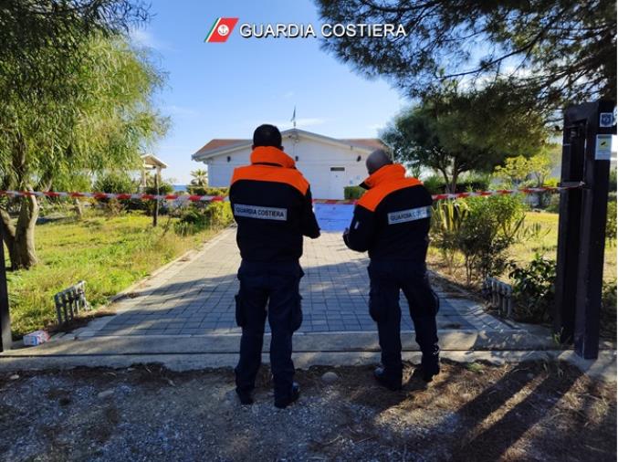 images Occupazione abusiva di suolo demaniale marittimo a Corigliano Calabro: 36 denunce della Capitaneria