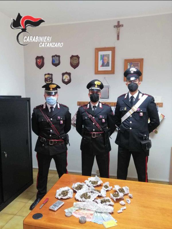 images Falerna. In casa con marijuana e bilancino: divieto di dimora per un 42enne che prendeva pure il reddito di cittadinanza 