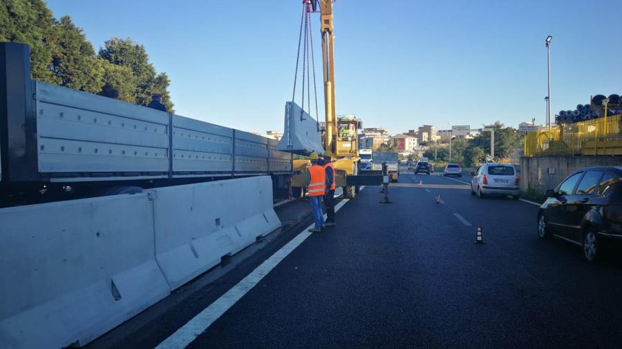 images Viabilità, a Reggio riprendono i lavori di sostituzione delle barriere spartitraffico sulla Ss106 ter