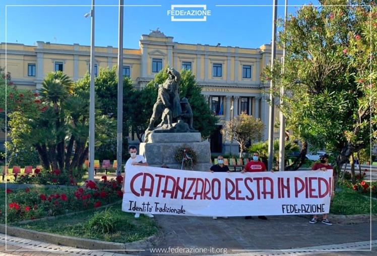 images "Le nostre città rimangono in piedi", il flashmob nazionale a cui ha partecipato FEDErAzione Catanzaro