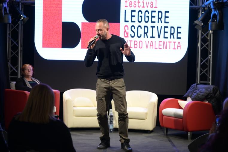 images Vibo Valentia. Dante, rap e letteratura: Murubutu infiamma il pubblico del Festival "Leggere&Scrivere"