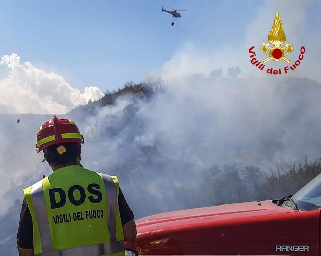 images In fiamme macchia mediterranea, arbusti e colture agricole tra Rende e Castrolibero