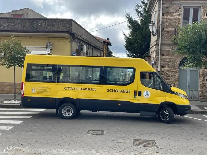 A Filadelfia acquistato un nuovo scuolabus, il sindaco: "Priorità la sicurezza degli alunni"