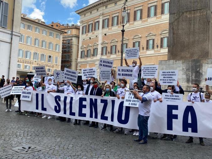 images Crisi locali notturni. Dopo il flash mob a Roma, Rotundo (Silb): "L'80% della movida è abusiva"