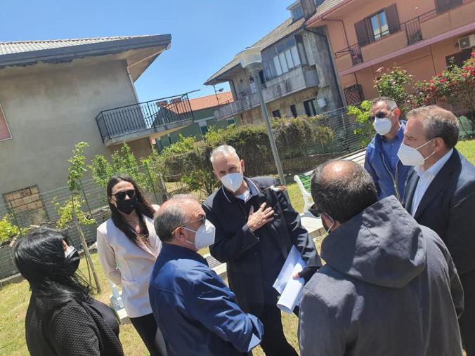 images A Girifalco crescono gli "Alberi della legalità", all'iniziativa civica con le scuole anche l'assessore regionale De Caprio 