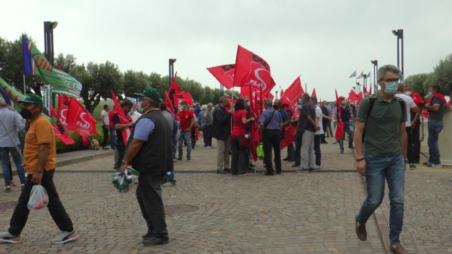 images Catanzaro. La protesta dei forestali alla Cittadella: "Chiediamo più risorse, sicurezza sul luogo di lavoro e ricambio generazionale"