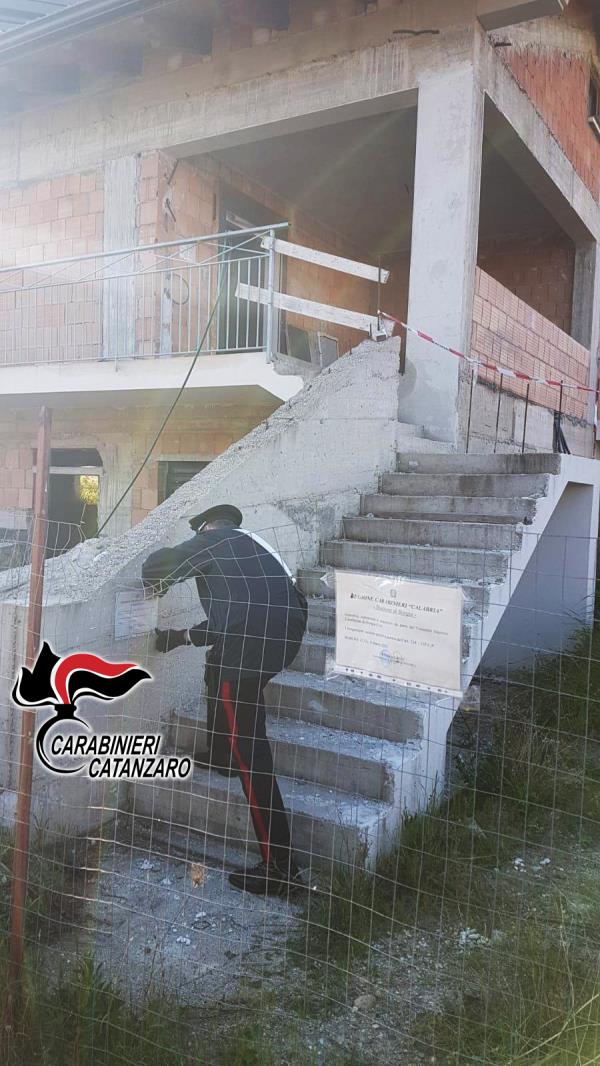 Lavori "abusivi" nel cantiere di una villetta bifamiliare, denunciato un imprenditore edile di Borgia
