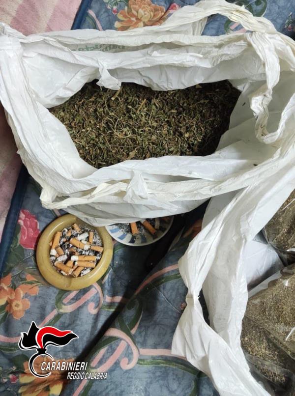images Marijuana nascosta nei sacchetti di plastica nella stalla, 65enne arrestato nel Reggino