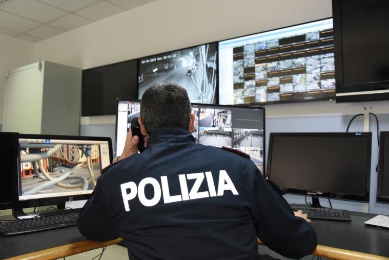 images Entra di notte nel centro commerciale Maxi Brico a Reggio Calabria e porta via 300 euro: arrestato dalla Polizia