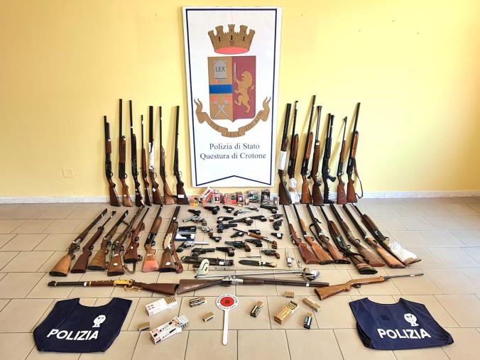 images Controlli domiciliari ai possessori d'armi del Crotonese: 40 denunce, 70 armi e 600 munizioni sequestrate