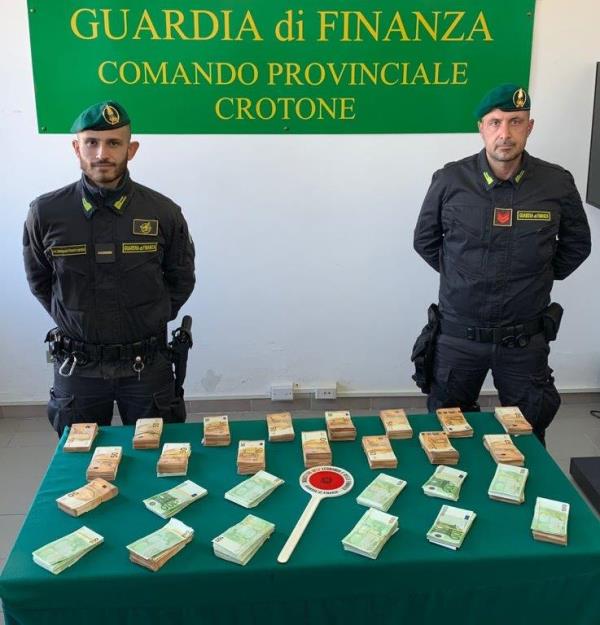 images 'Ndrangheta. Fiumi di denaro in contante a disposizione dei clan crotonesi: sequestrati 360mila euro