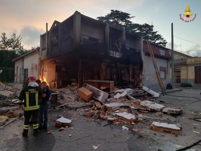 images Esplosione in pizzeria a Polistena, forse per forno a gas