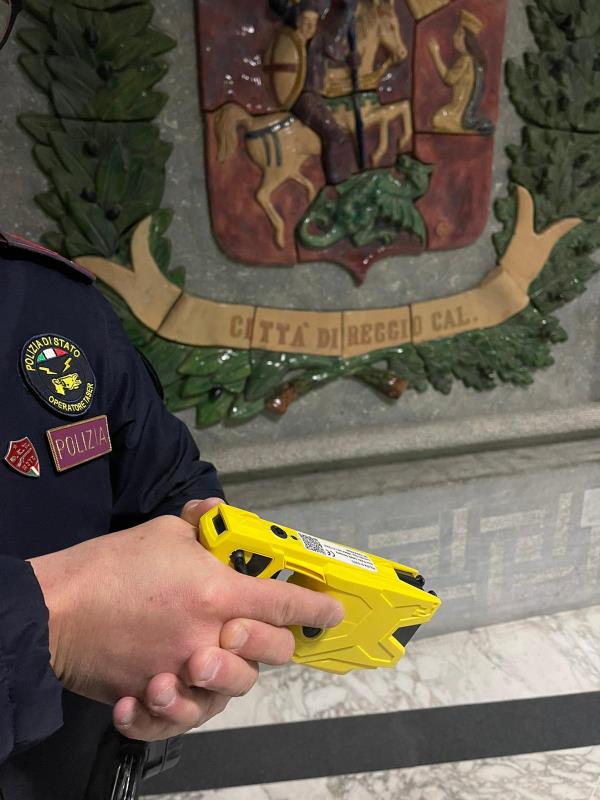 images Reggio Calabria, da oggi taser operativi anche per gli operatori delle Volanti di Polizia