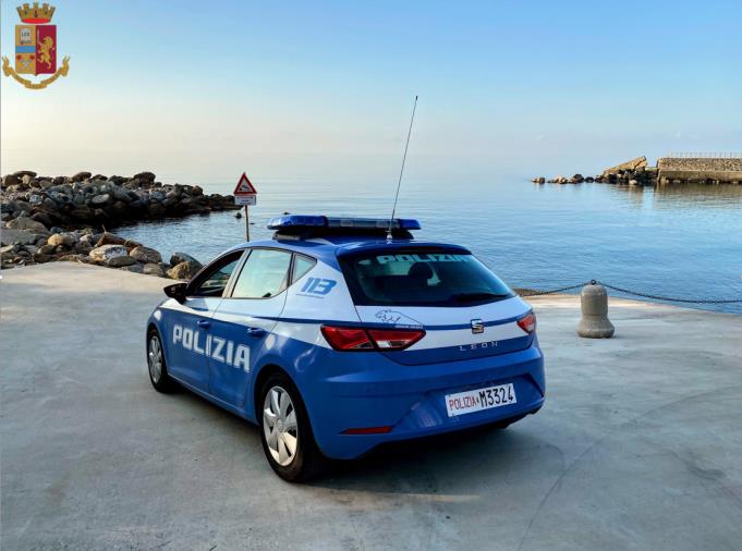 images Vibo Valentia. Minaccia alcuni ragazzi sulla spiaggia di Trainiti armato di coltello, 50enne denunciato 