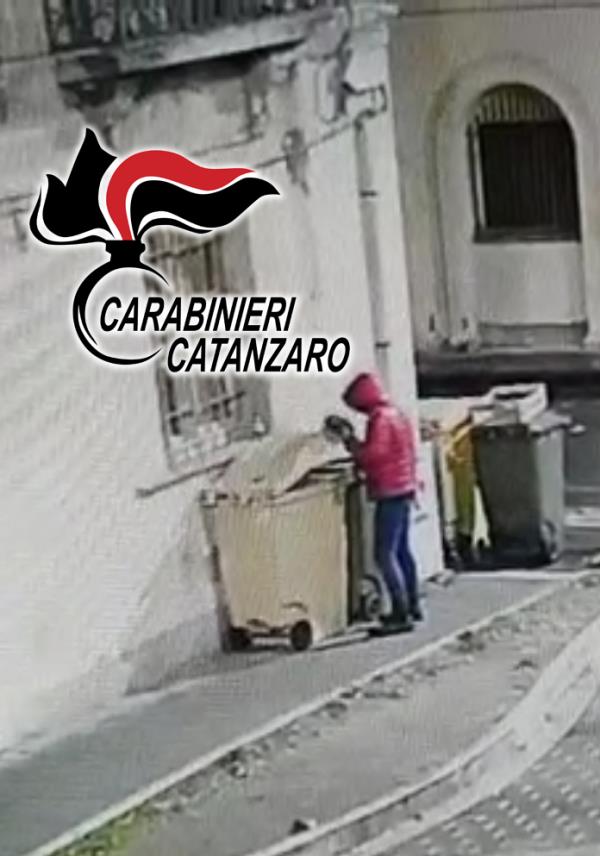 images Catanzaro. Brucia cassonetti nel quartiere Lido, identificato l'autore