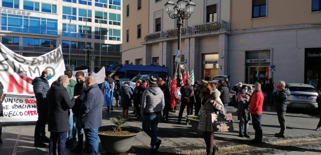 images La Fp Cgil in piazza a fianco dei lavoratori del Sant’Anna Hospital