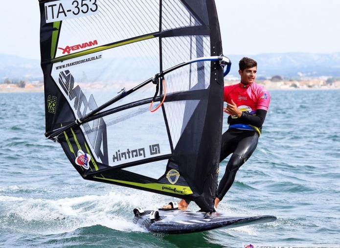 images Windsurf. Il calabrese Francesco Scagliola conquista la medaglia d'ora under 20 sul lago di Garda