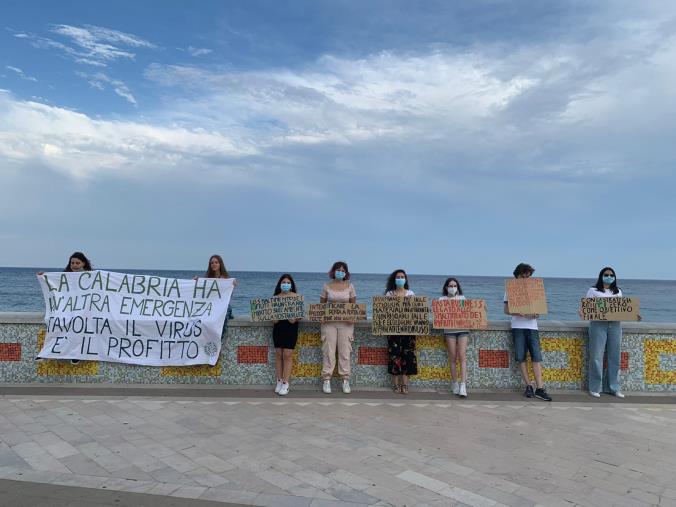 images Fridays For Future Catanzaro scende in piazza a Lido: "Chiediamo alla Regione politiche concrete per preservare la salute di tutti"