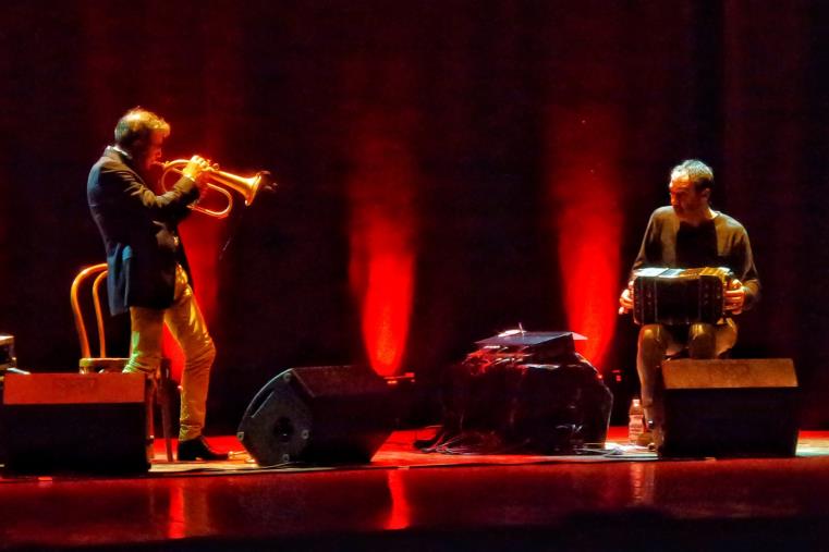 images Sul palco del Teatro Comunale di Catanzaro l'immaginifico viaggio fra culture e continenti di Paolo Fresu e Daniele Di Bonaventura 