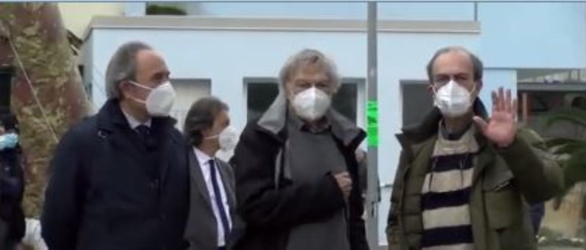 images Il sopralluogo di Gino Strada all'ospedale da campo di Crotone (VIDEO) 