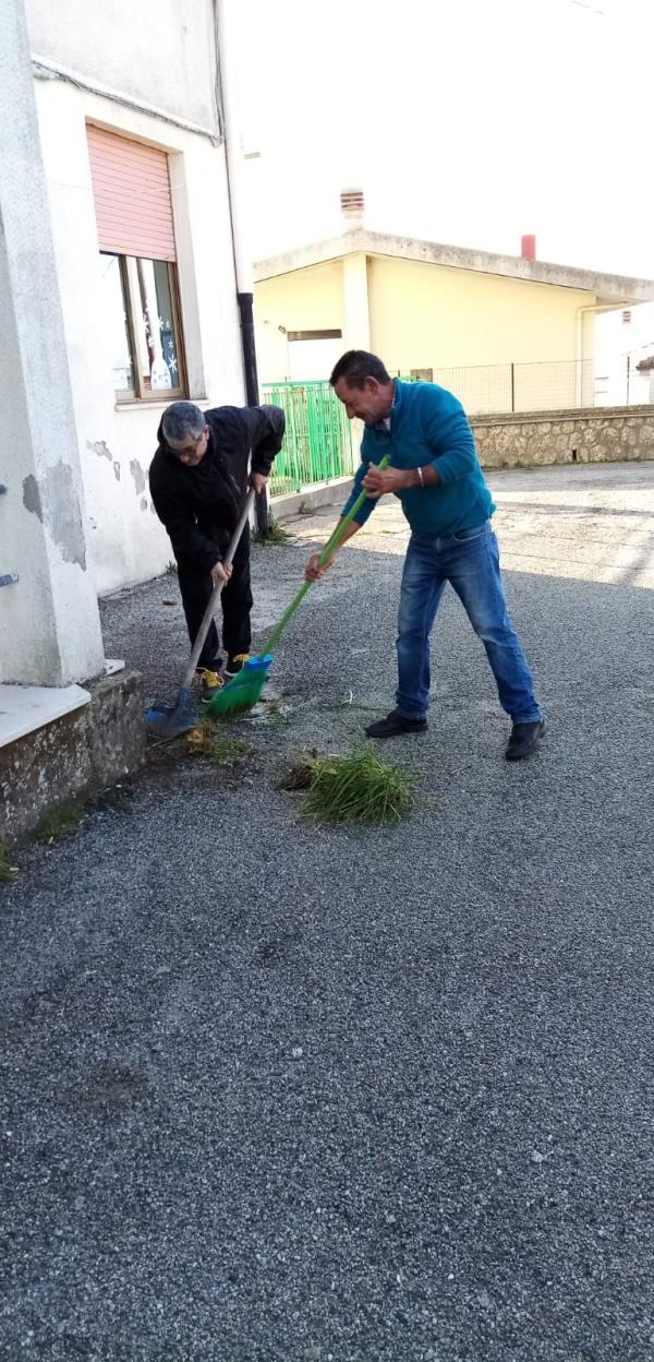 images Armati di scope e palette, i genitori hanno ripulito il cortile della scuola "De Lorenzo" a Gagliano 