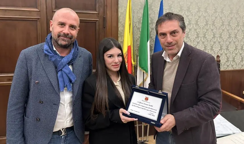 images Fiorita e Arcuri premiano la giovane cantante catanzarese Ginevra Varcasia Vercillo