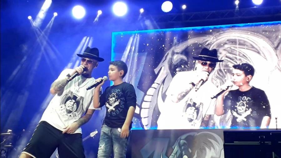images Squillace, il piccolo Giuseppe Bertolotti sul palco con J-Ax a Catania (VIDEO)