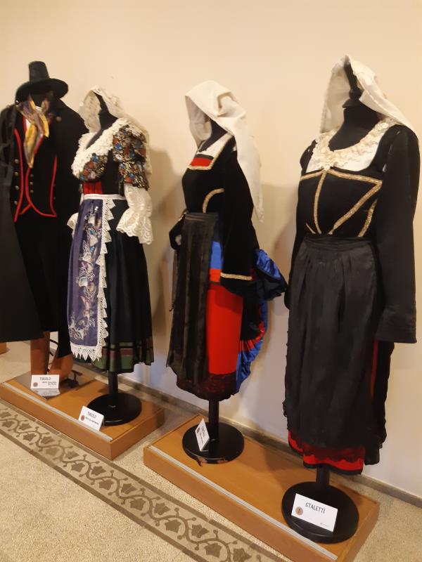 Viaggio nel Museo del costume regionale a Tiriolo, l'identità calabrese racchiusa negli abiti tradizionali (FOTO e VIDEO)