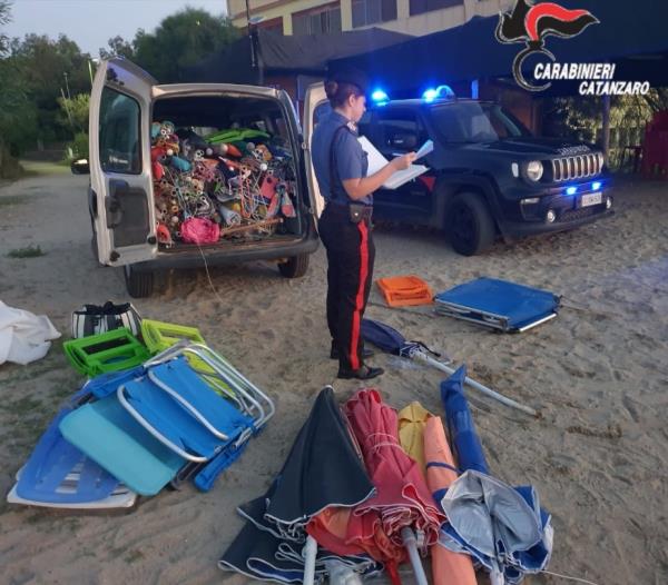 images Roccelletta di Borgia. Cento ombrelloni lasciati sulla spiaggia libera: scatta il sequestro dei carabinieri