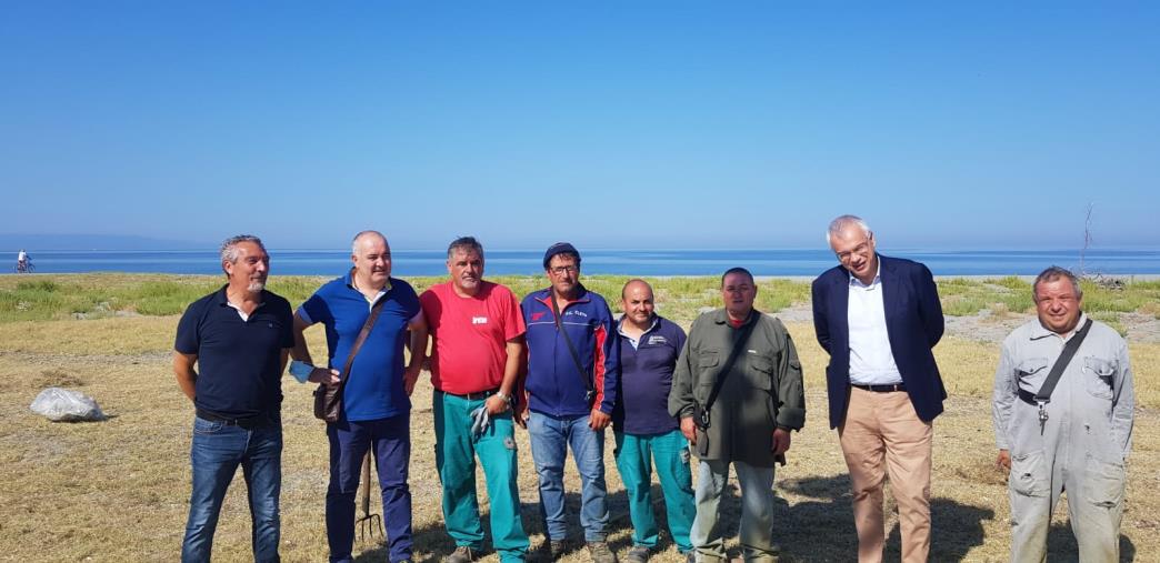“Calabria Verde” ripulisce e mette in sicurezza due pinete del litorale lametino