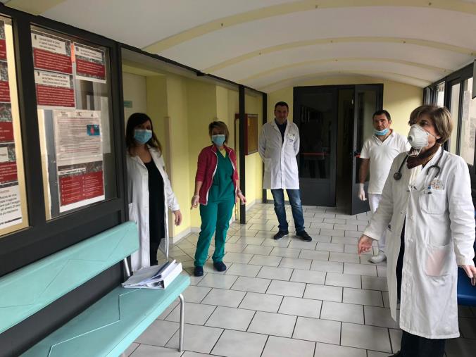 images San Francesco Hospital all'avanguardia: "Il coronavirus non deve entrare". Tablet agli ospiti per comunicare con i parenti (VIDEO)