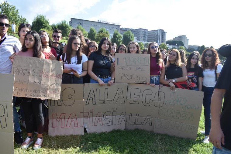 I volti, i sogni, gli slogan degli studenti catanzaresi che oggi hanno detto stop ai cambiamenti climatici (VIDEO RACCONTO)