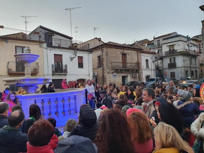 images Per i 30 anni di diritti dell'infanzia, la fontana Carlo Pacino di Girifalco si è illuminata di blu