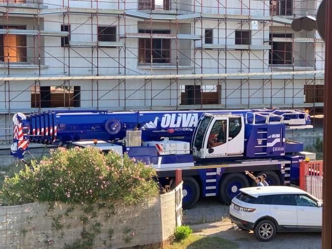 images Catanzaro, rimossa la gru in un cantiere inattivo in via Martiri di Cefalonia  