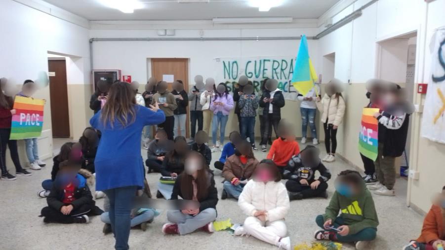images "Noi studenti siamo per la Pace", all'IC Manzoni di Catanzaro l'8 marzo si festeggia così