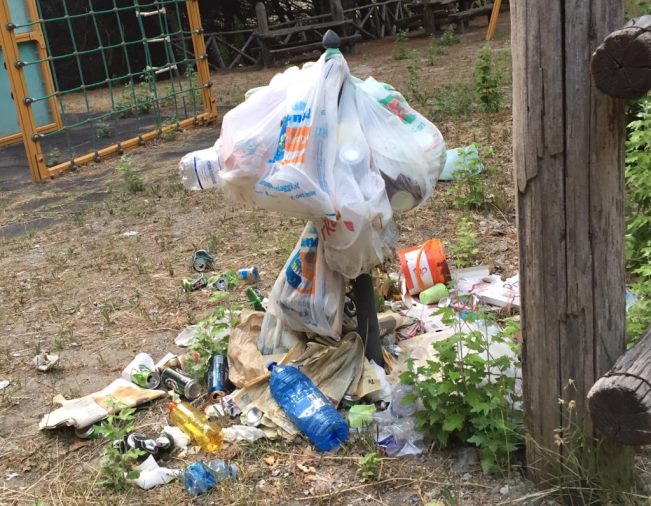 images I rifiuti invadono il parco giochi della Pineta di Siano