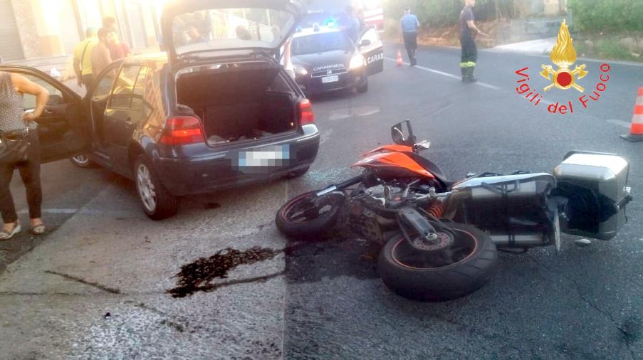 images Badolato, scontro tra auto e moto: un ferito