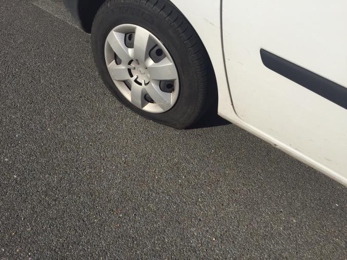 images Tagliate numerose ruote alle auto parcheggiate a Piterà. Interviene la polizia