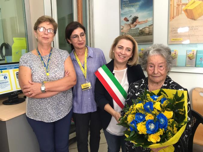 Maria Murdocco festeggia i suoi "primi" 105 anni nell'ufficio postale di Caulonia